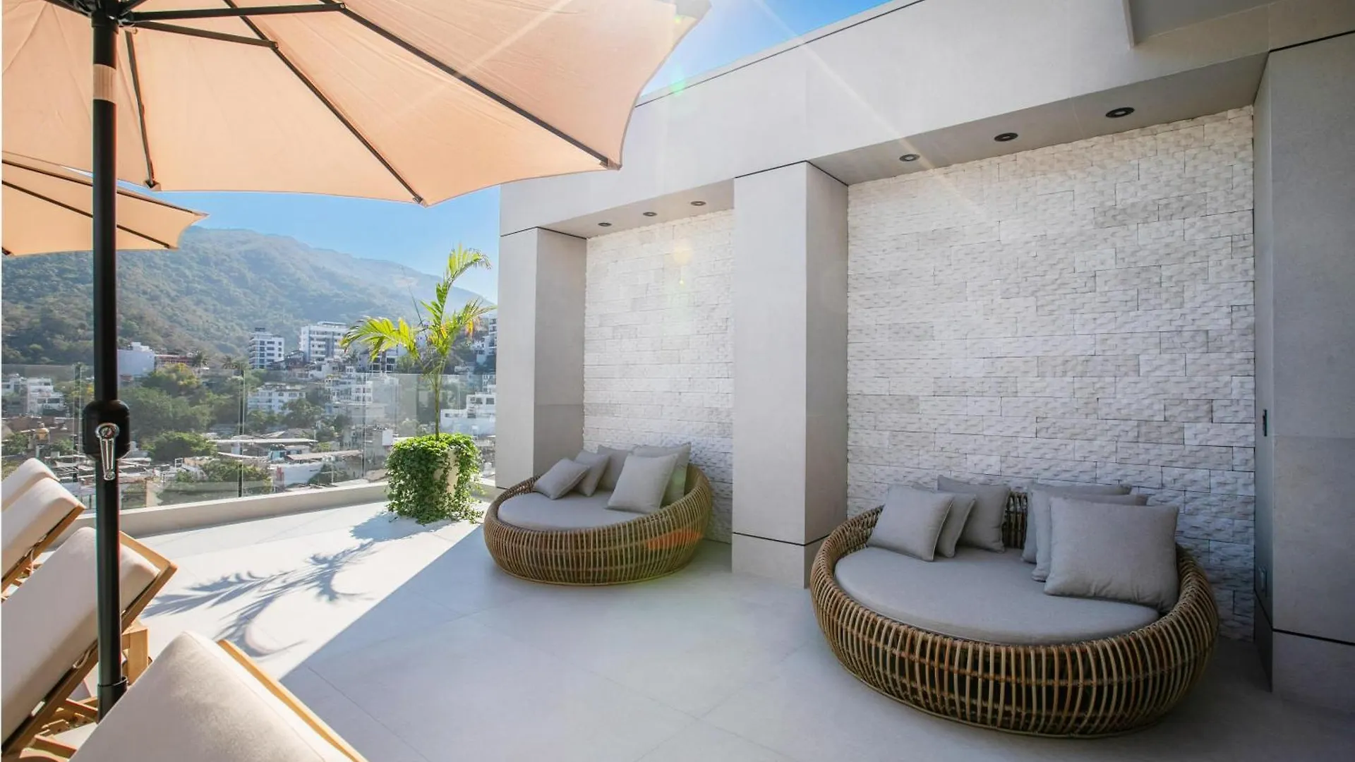 D'Vine Escape: Luxury Condo In Romantic Zone Puerto Vallarta