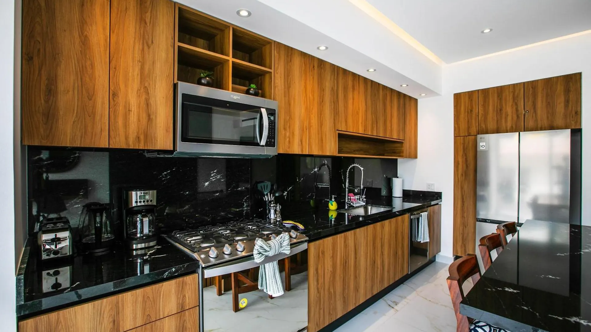 D'Vine Escape: Luxury Condo In Romantic Zone Puerto Vallarta