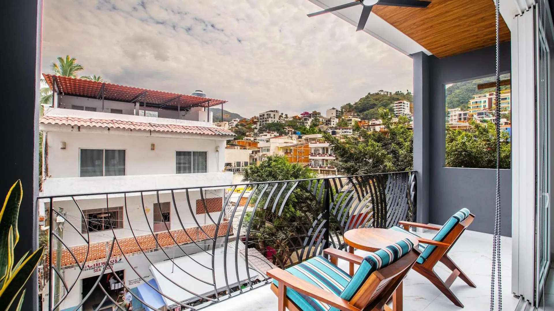 D'Vine Escape: Luxury Condo In Romantic Zone Puerto Vallarta Holiday home