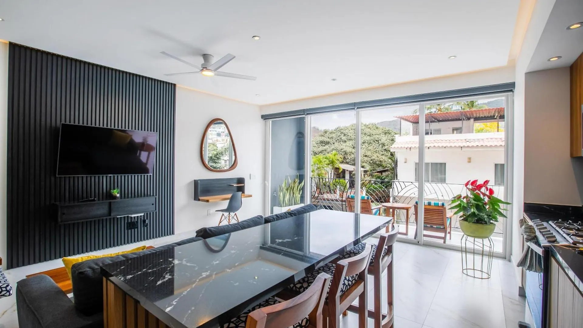 D'Vine Escape: Luxury Condo In Romantic Zone Puerto Vallarta